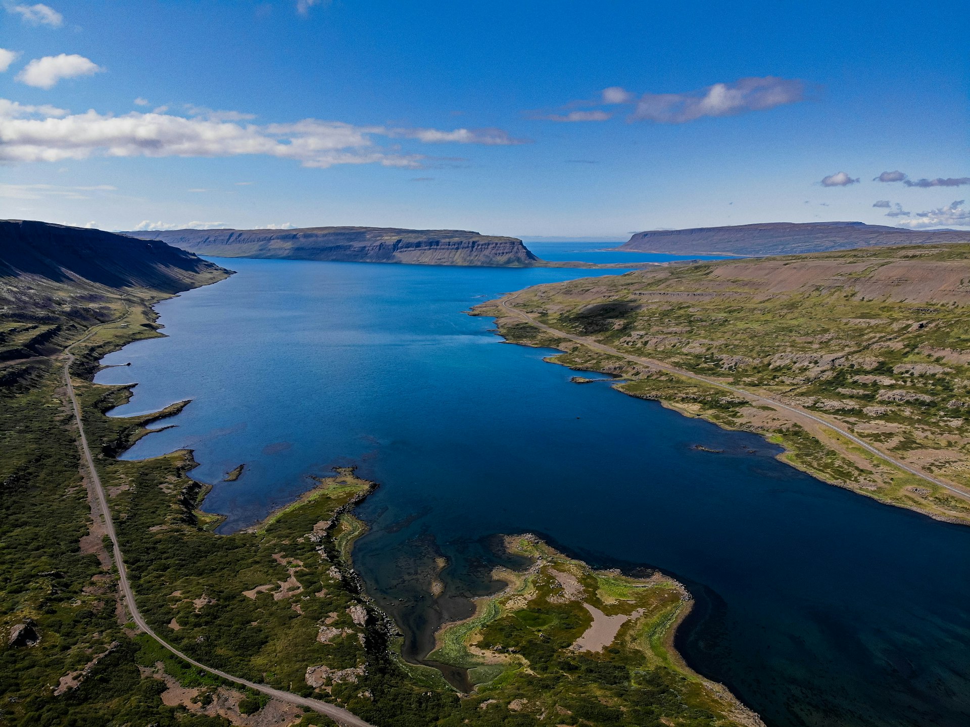 ijsland-westfjorden-fjord Fjord in de Westfjorden, IJsland